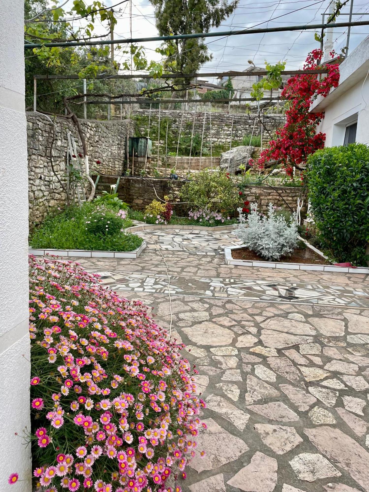 Flora'S Place Sarandë Exterior foto